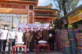 Ban Văn hóa GHPGVN TP.HCM trao các phần quà tại quận Tân Bình