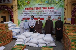 Ban Văn hóa GHPGVN TP.HCM trao quà đến Ban Trị sự GHPGVN quận 8 tại chùa Long Hoa 