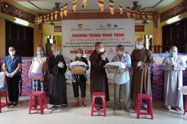 Chư tôn đức Ban văn hóa Phật giáo TP.HCM, Ban Trị sự Phật giáo huyện Bình Chánh trao các phần quà đến người dân tại huyện Bình Chánh