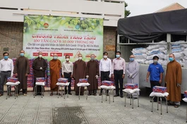 Ban Văn hóa GHPGVN TP.HCM trao các phần quà tại chùa Thiên Minh