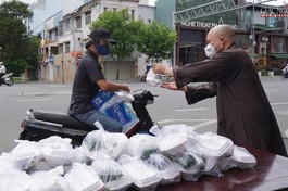 Chùa Vĩnh Nghiêm tặng cơm chay miễn phí mỗi ngày đến hết giãn cách xã hội