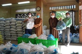 Chư tôn đức chùa Ấn Quang trao 2.000 suất chay và 400 phần quà đến đại diện Ủy ban MTTQVN phường 9, quận 10 