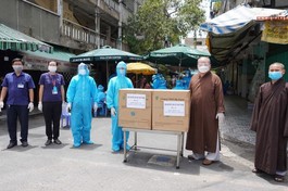 Chư tôn đức Phật giáo TP.HCM tặng khẩu trang đến người dân khu cách ly y tế chung cư Ấn Quang, phường 9, quận 10