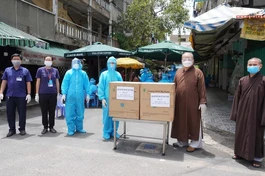 Chư tôn đức Phật giáo TP.HCM tặng khẩu trang đến người dân khu cách ly y tế chung cư Ấn Quang, phường 9, quận 10