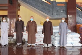 Phật giáo quận 12 ủng hộ 200 triệu đồng, cùng nhu yếu phẩm đến Ban Trị sự GHPGVN TP gửi đến các bến ăn trong mùa dịch
