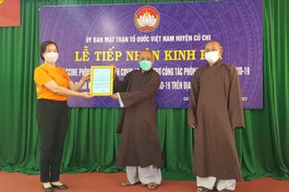 Phật giáo huyện Củ Chi nhận thư cảm ơn của Ủy ban MTTQVN huyện Củ Chi - Ảnh: TT
