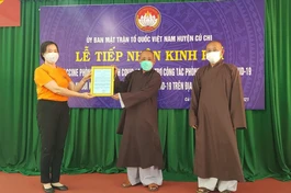 Phật giáo huyện Củ Chi nhận thư cảm ơn của Ủy ban MTTQVN huyện Củ Chi - Ảnh: TT