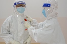 Cài hoa hồng Vu lan nơi tuyến đầu chống dịch