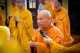 Hòa thượng Chủ tịch Hội đồng Trị sự niêm hương bạch Phật trong khóa lễ Tự tứ của chư Tăng nội tự tại chùa Minh Đạo 