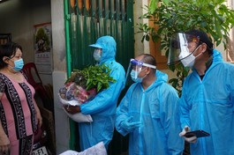 Tặng quà đến bà con tại đường Dương Bá Trạc quận 8