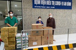 Đại đức Thích Thông Chấn trao tặng vật tư y tế đến bệnh viện 