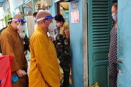 Chư tôn đức Phật giáo quận 8 thăm hỏi và trao quà đến bà con khó khăn tại phường 14, quận 8