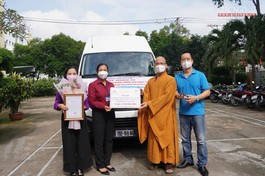 Đại đức trụ trì chùa Nam Thiên Nhất Trụ trao tặng xe tiêm vắc-xin lưu động cho TP.Thủ Đức