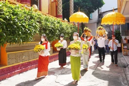 Phật tử nhiễu Phật quanh chánh điện