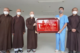 Chư tôn đức đại diện Ban Trị sự Phật giáo TP.HCM trao khánh vàng tri ân đến TS.BSCK2 Nguyễn Thanh Vinh, Phó Giám đốc Bệnh viện Tai-Mũi-Họng TP.HCM, Giám đốc Bệnh viện Dã chiến thu dung và điều trị Covid-19 số 10