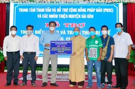 Trung tâm Tham vấn và Hỗ trợ Cộng đồng Pháp Bảo trao thiết bị y tế tới ông Trần Hoài Đảo, Phó Giám đốc Sở Y tế Bạc Liêu - Ảnh: PB