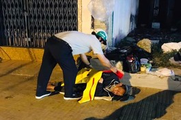 Gần 200 chiếc “Áo ấm ngày đông” được Gia đình Phật tử Hoằng Pháp tặng đến người vô gia cư