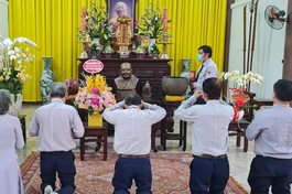 Dâng hương tưởng niệm Hòa thượng Thích Minh Châu tại thiền viện Vạn Hạnh - Ảnh: Ban TTTT GĐPT TP.HCM