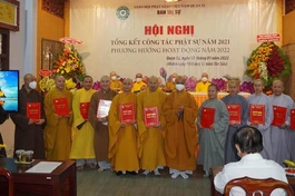 Thượng tọa Thích Thiện Quý trao quyết định chuẩn y nhân sự tới Ban Trị sự GHPGVN quận 12 