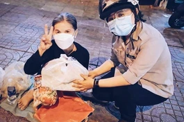 Gia đình Phật tử Giác Ngạn tặng quà đêm đến người vô gia cư những ngày cuối năm - Ảnh: GĐPT Giác Ngạn