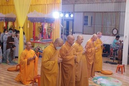 Chư tôn đức giáo phẩm niêm hương khai đàn Dược Sư tại tịnh thất Phước Ân