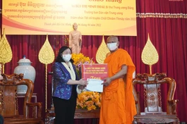 Bà Bùi Thị Minh Hoài trao tặng quà chúc mừng Tết cổ truyền Chôl Chnăm Thmây năm 2022 đến Hòa thượng Danh Lung