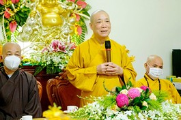 Hòa thượng Thích Bảo Nghiêm điều hành cuộc họp - Ảnh: Dương Tài