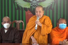 Hòa thượng Thích Giác Giàu, Trưởng Ban Trị sự GHPGVN tỉnh Hậu Giang chủ tọa cuộc họp - Ảnh: Thanh Tú