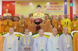 Hòa thượng Thích Thiện Nhơn trao hoa chúc mừng đến Thượng tọa Thích Phước Thành - tân Trưởng Ban Trị sự GHPGVN tỉnh Hậu Giang nhiệm kỳ 2022-2027