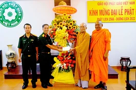 Bộ Tư lệnh TP.HCM chúc mừng Phật đản đến chư tôn đức Văn phòng II Trung ương - Ảnh: Công Minh