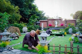 Chư Tăng, Phật tử cùng nhau chuẩn bị đón mừng Phật đản tại tu viện Khánh An, quận 12, TP.HCM