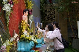 Em theo mẹ về chùa làm lễ Tắm Phật tại tôn tượng Phật đản sanh chùa Giác Ngộ, quận 10, TP.HCM