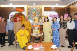 Bà Nguyễn Thị Lệ, Phó Bí thư Thành ủy, Chủ tịch Hội đồng Nhân dân TP.HCM cùng thành viên đoàn chúc mừng Phật đản đến Trưởng lão Hòa thượng Thích Đức Nghiệp