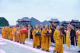 Trang nghiêm khóa lễ cung rước Xá-lợi Phật kính mừng Phật đản - Phật lịch 2566