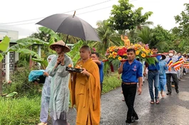 Lần đầu tiên bà con Phật tử chùa An Long, TP.Vĩnh Long được rước kiệu Phật đản sanh quanh khóm Tân Bình