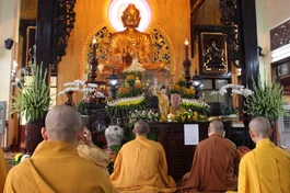 Chư Tăng lắng nghe lời giáo giới từ Trưởng lão Hòa thượng Thích Như Tín