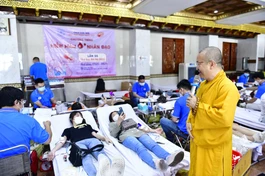 Bạn trẻ tham gia hiến máu nhân đạo tại chùa Giác Ngộ