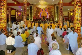 Phật giáo huyện Tam Bình cúng dường tại trường hạ Phật Ngọc Xá Lợi Vĩnh Long