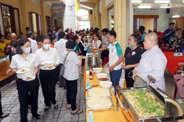 Buffet thực chay tại chùa Ấn Quang, quận 10 gây quỹ giúp đỡ người nghèo trên địa bàn quận