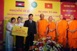Chùa Candaransi trao tặng 500 triệu đồng học bổng “Ươm mầm nhân tài hữu nghị Việt Nam – Campuchia “đến ngài Sok Dareth