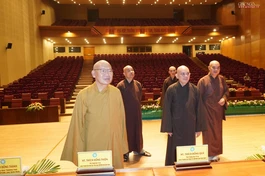 Hòa thượng Thích Nguyên Phước cùng chư tôn đức Ban Tổ chức Đại hội đại biểu Phật giáo tỉnh kiểm tra khâu thiết trí tại hội trường