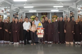 Đoàn Ủy ban MTTQVN TP.HCM thăm trường hạ chùa Huỳnh Kim