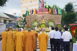 Chư tôn đức Phật giáo quận 3, đại diện chính quyền dâng hương tưởng niệm tại Đài Liệt sĩ quận 3 chiều 27-7