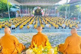 Chư tôn đức hướng dẫn khóa sinh thiền tọa buổi sáng