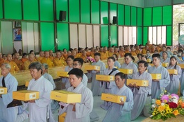 Phật tử tác bạch dâng cúng dường pháp y đến chư tôn đức sau 3 tháng An cư kiết hạ Phật lịch 2566