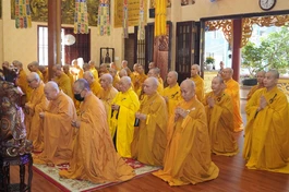 Chư tôn đức niêm hương bạch Phật tại chánh điện chùa Minh Đạo, quận 3