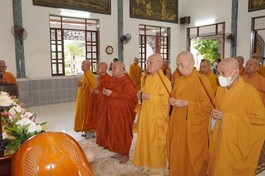 Chư tôn đức chứng minh dâng hương lễ Phật tại chánh điện chùa Phổ Minh