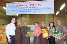 Chư tôn đức chùa Ấn Quang trao các phần quà đến đại diện chính quyền quận 10