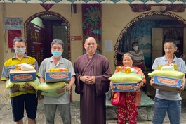 Tặng quà đến bà con tại chùa Nghệ Sĩ