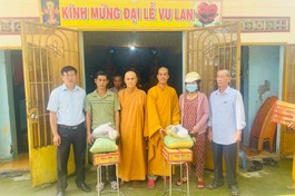 Chùa Linh Bửu tặng quà đến bà con mùa Vu lan 